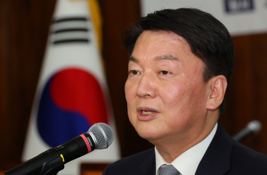 안철수 국민의힘 의원이 지난 14일 오전 국회도서관에서 서울대 의과대학·서울대 비상대책위원회 주최로 열린 '국민-환자들이 원하는 개선된 우리나라 의료 시스템' 공청회에서 발언하고 있다.<연합뉴스>